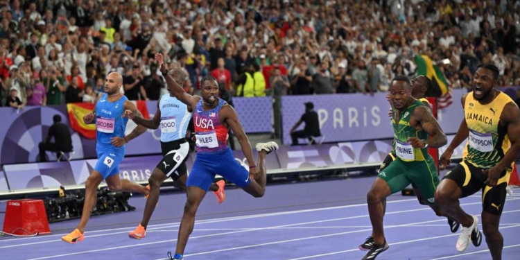 US' Noah Lyles (C) crosses the finish line ahead of Botswana's Letsile Tebogo (2nd L), Italy's Lamont Marcell Jacobs (L), Jamaica's Oblique Seville (unseen), South Africa's Akani Simbine (2nd R) and Jamaica's Kishane Thompson (R) in the men's 100m final of the athletics event at the Paris 2024 Olympic Games at Stade de France in Saint-Denis, north of Paris, on August 4, 2024. (Photo by Andrej ISAKOVIC / AFP) (Photo by ANDREJ ISAKOVIC/AFP via Getty Images)