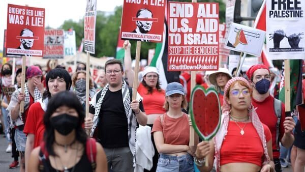 Protesters Rally in Chicago as Democratic National Convention Kicks Off: Calls for Action on Gaza Intensify 2 | Mania Africa | maniainc.com Pro-Palestine protestors carrying signs calling the Biden administration to