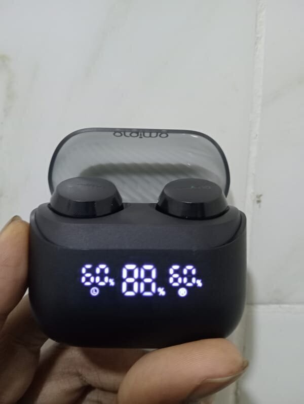 Oraimo AirBuds 4 ENC True Wireless (TWS) Earbuds Review 3 | Mania Africa | maniainc.com An image of the Oraimo Airbuds 4 ENC with the charging case open and showing battery level | Oraimo Airbuds 4 ENC True Wireless Earbuds Features | Mania Gadgets