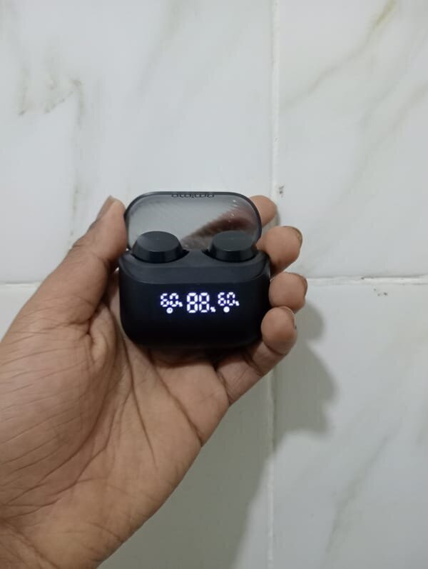 Oraimo AirBuds 4 ENC True Wireless (TWS) Earbuds Review 11 | Mania Africa | maniainc.com The Airbuds 4 ENC Earbuds charge quite fast and a 10-minute charge will allow an hour or so of music | Oraimo Airbuds 4 ENC Review | Mania Tech