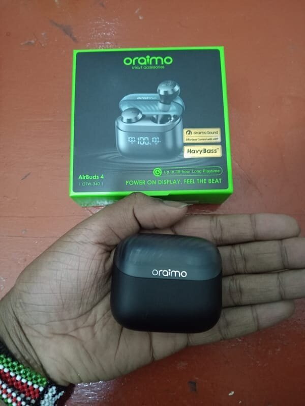 Oraimo AirBuds 4 ENC True Wireless (TWS) Earbuds Review 10 | Mania Africa | maniainc.com The charging case of the Oraimo Airbuds 4 TWS Earbuds is small and will easily fit in the palm of your hand | Oraimo Airbuds 4 ENC TWS Earbuds Review