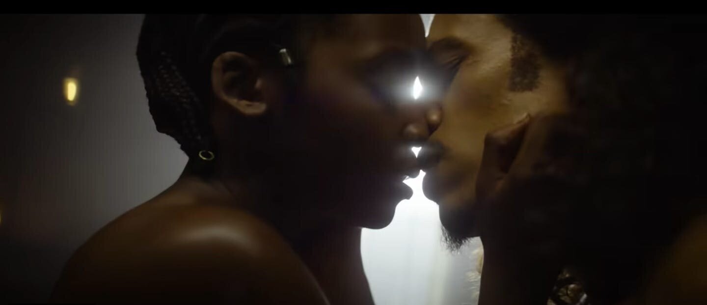The Woman King Movie Review and Summary 5 | Mania Africa | maniainc.com Nawi and Malik about to kiss in The Woman King