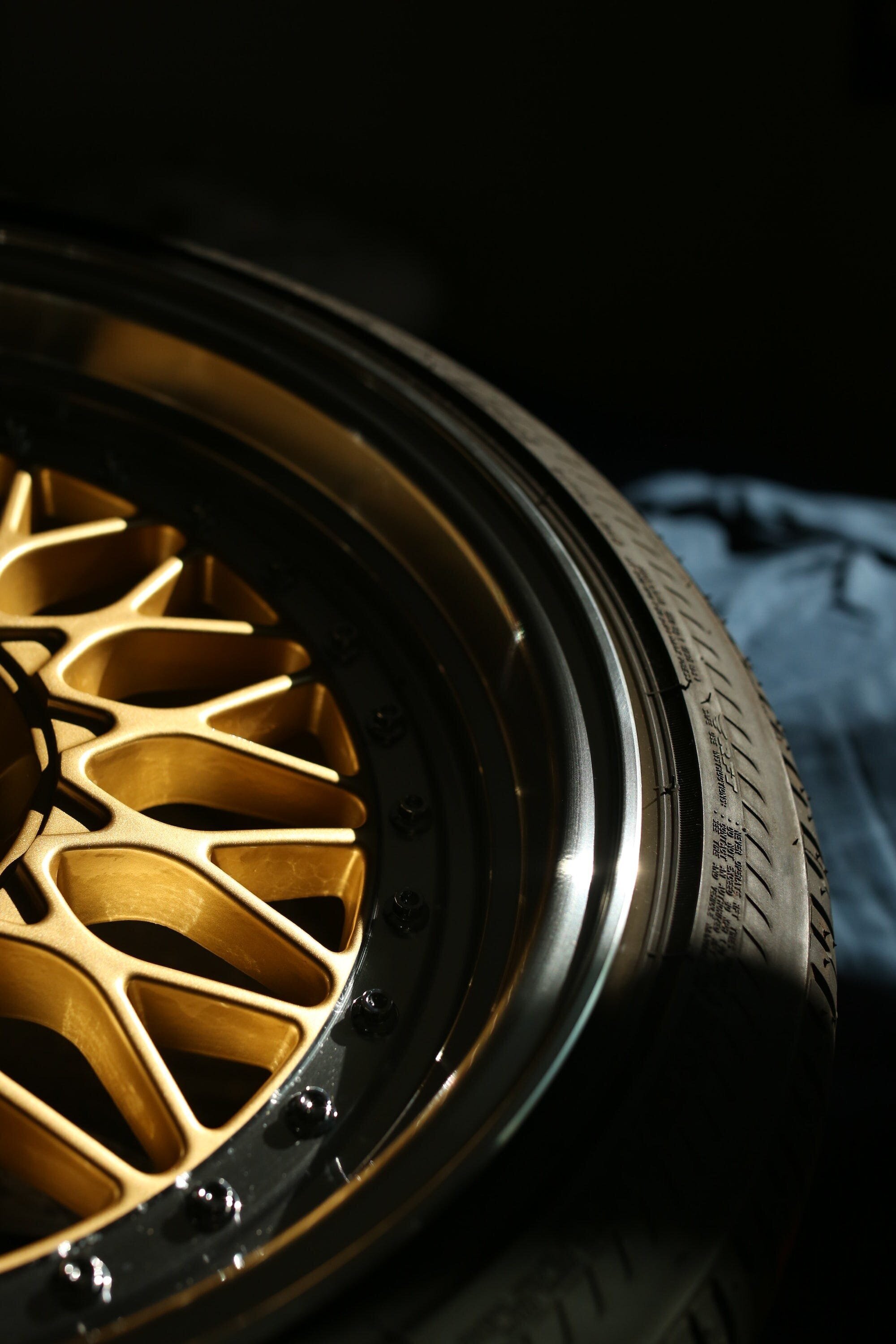 How Tubeless Tires Work: Revolutionizing the Way We Roll 4 | Mania Africa | maniainc.com A tire on the ground. he puncture resistance features of a tubeless tire increase its longevity and offer additional durability.