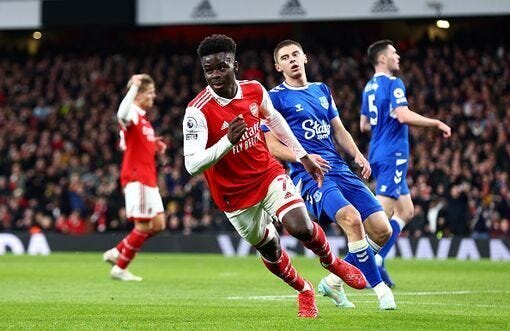 100x Better: Arsenal Beat Everton for a Record 100th Time as Liverpool Beat Wolves 3 | Mania Africa | maniainc.com Arsenal's Bukayo Saka celebrating his goal against Everton