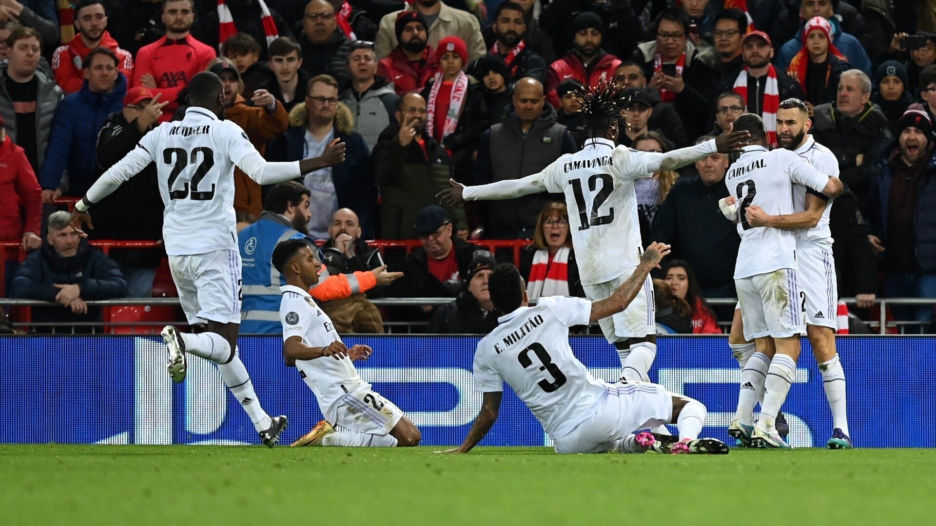 Real Madrid Thrash Liverpool 5-2 in a Very Entertaining Champions League Round of 16 Knockout Stage Match 4 | Mania Africa | maniainc.com Real Madrid players celebrating a goal against Liverpool