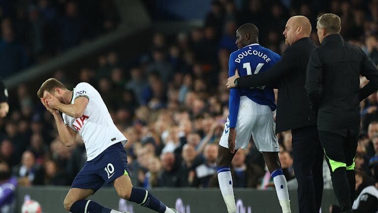 Tottenham Draw Everton in Last Game of EPL GW 29 Plus EPL Standings 2 | Mania Africa | maniainc.com Everton's Doucoure after hitting Harry Kane in the face