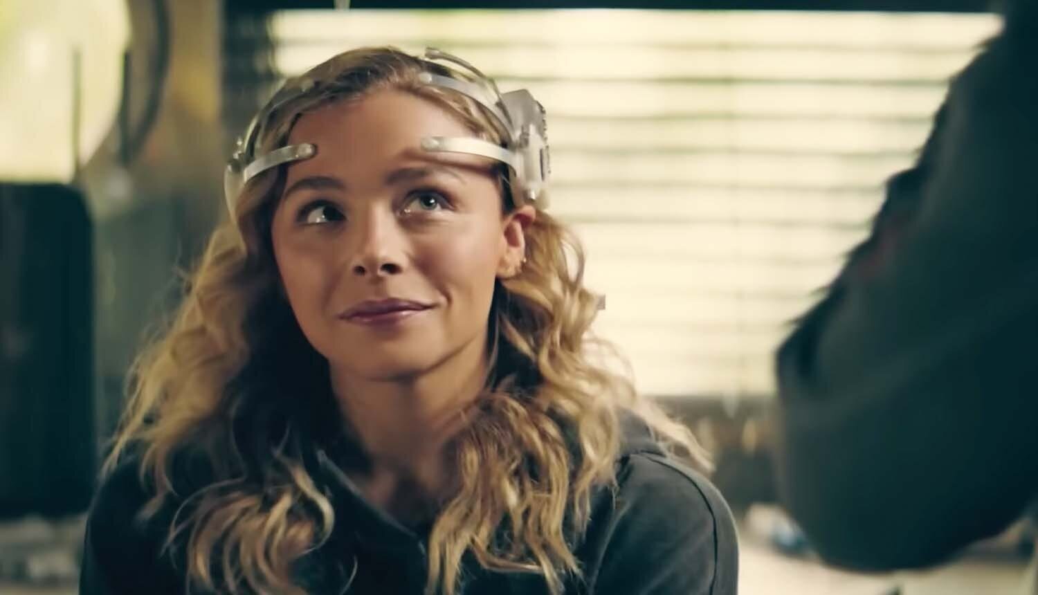 The Peripheral Season 1 Review 3 | Mania Africa | maniainc.com Flynne gets a kick from trying the headset for the first time. It is more real to life and she loves it