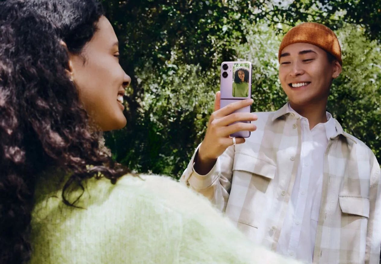 Oppo Find N2 Flip Foldable Phone Review - The Best After the Best 7 | Mania Africa | maniainc.com A person taking a photo on the Oppo Find N2 Flip while using its cover screen as a viewfinder