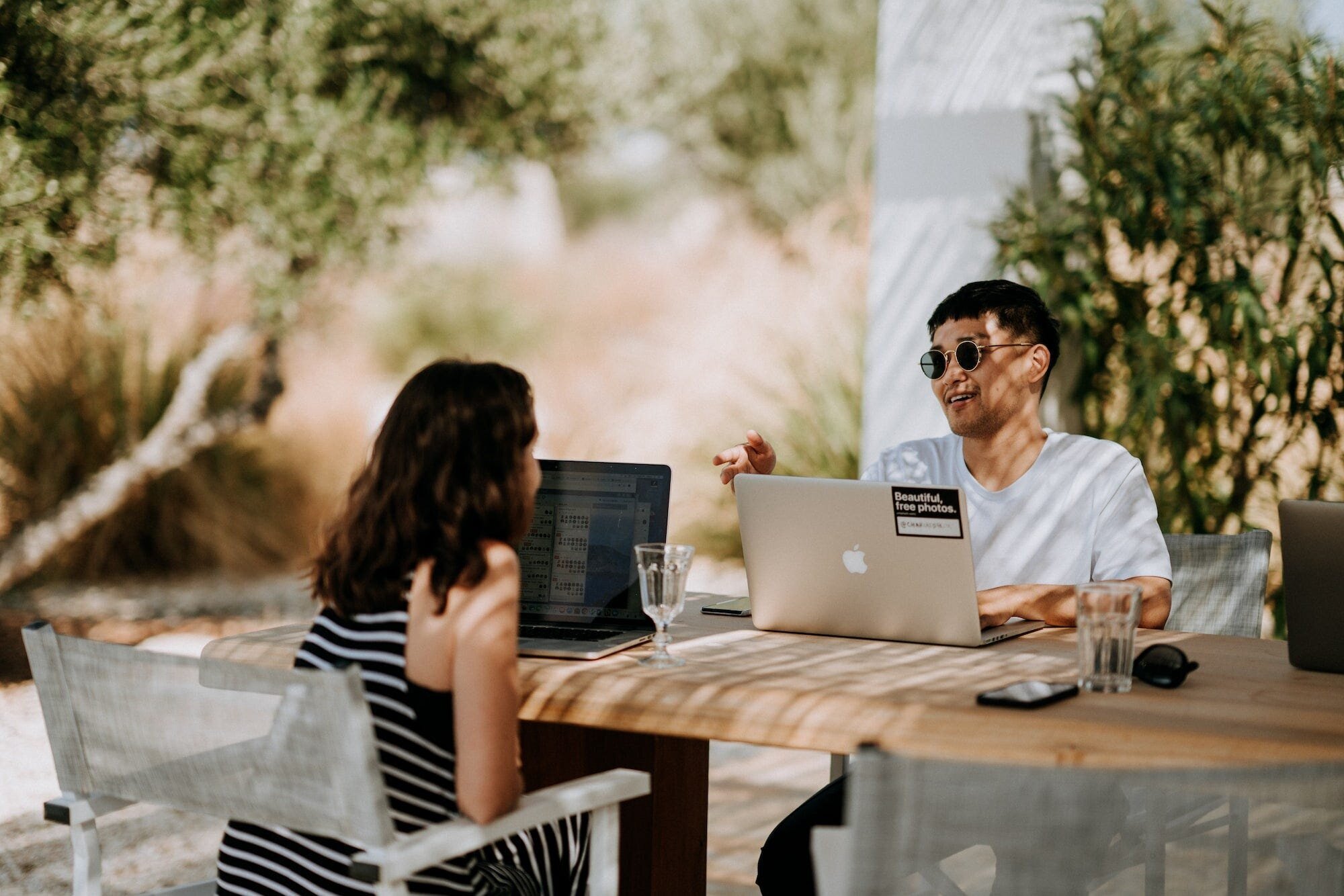 The Keys to Success on Fiverr: A Comprehensive Guide for Freelancers and Buyers 5 | Mania Africa | maniainc.com A Fiverr client/buyer providing feedback to the freelancer whose services they have acquired on Fiverr