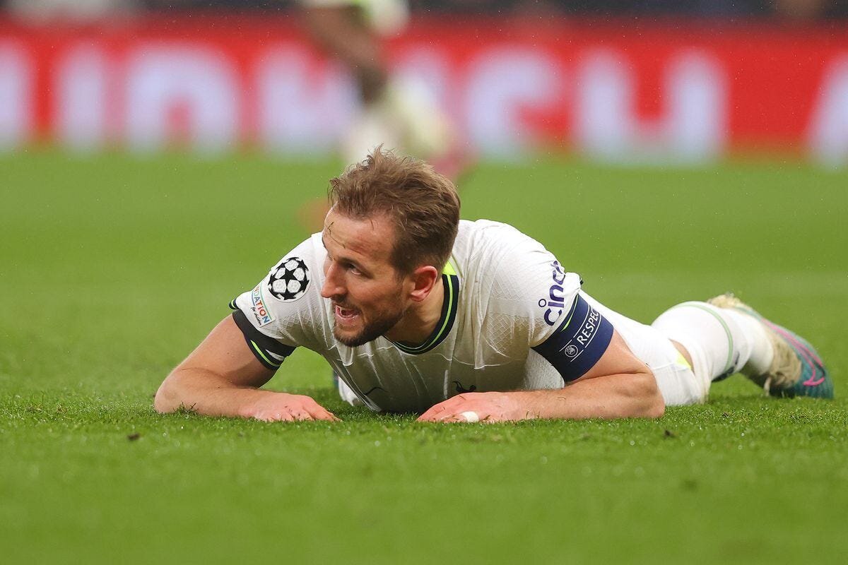 Chelsea and Bayern Munich Make It to the UCL Quarterfinals as PSG and Tottenham Drop Out 3 | Mania Africa | maniainc.com Spurs' Harry Kane lying on the pitch seemingly in dismay
