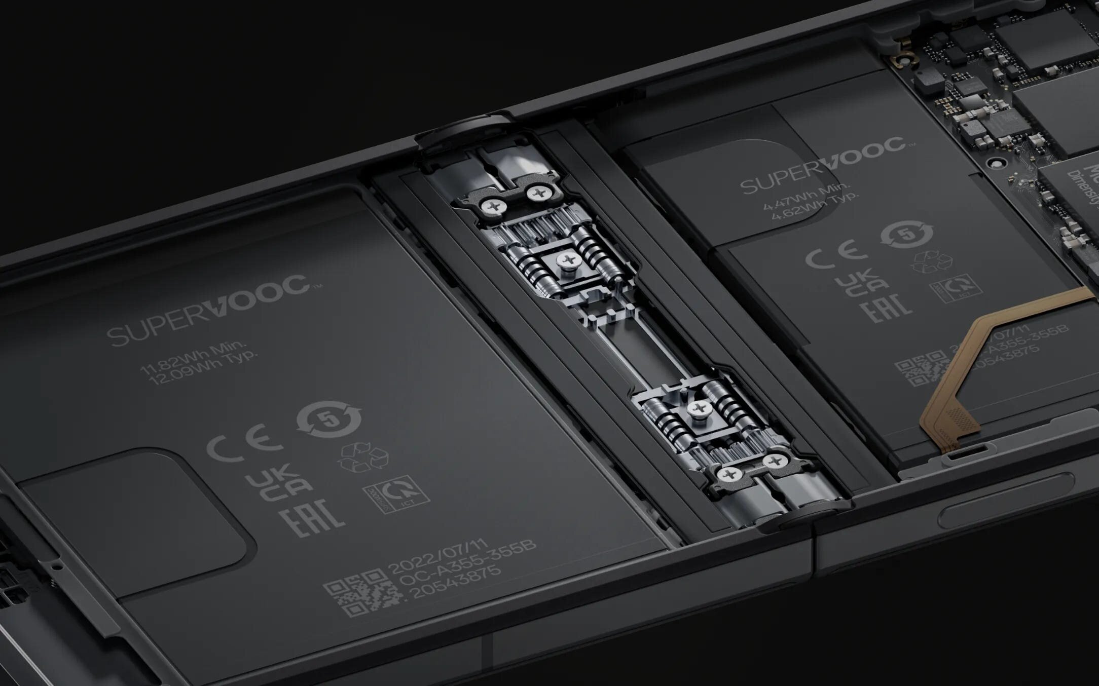 Oppo Find N2 Flip Foldable Phone Review - The Best After the Best 6 | Mania Africa | maniainc.com An opened up Oppo Find N2 Flip showing the battery and the hinge