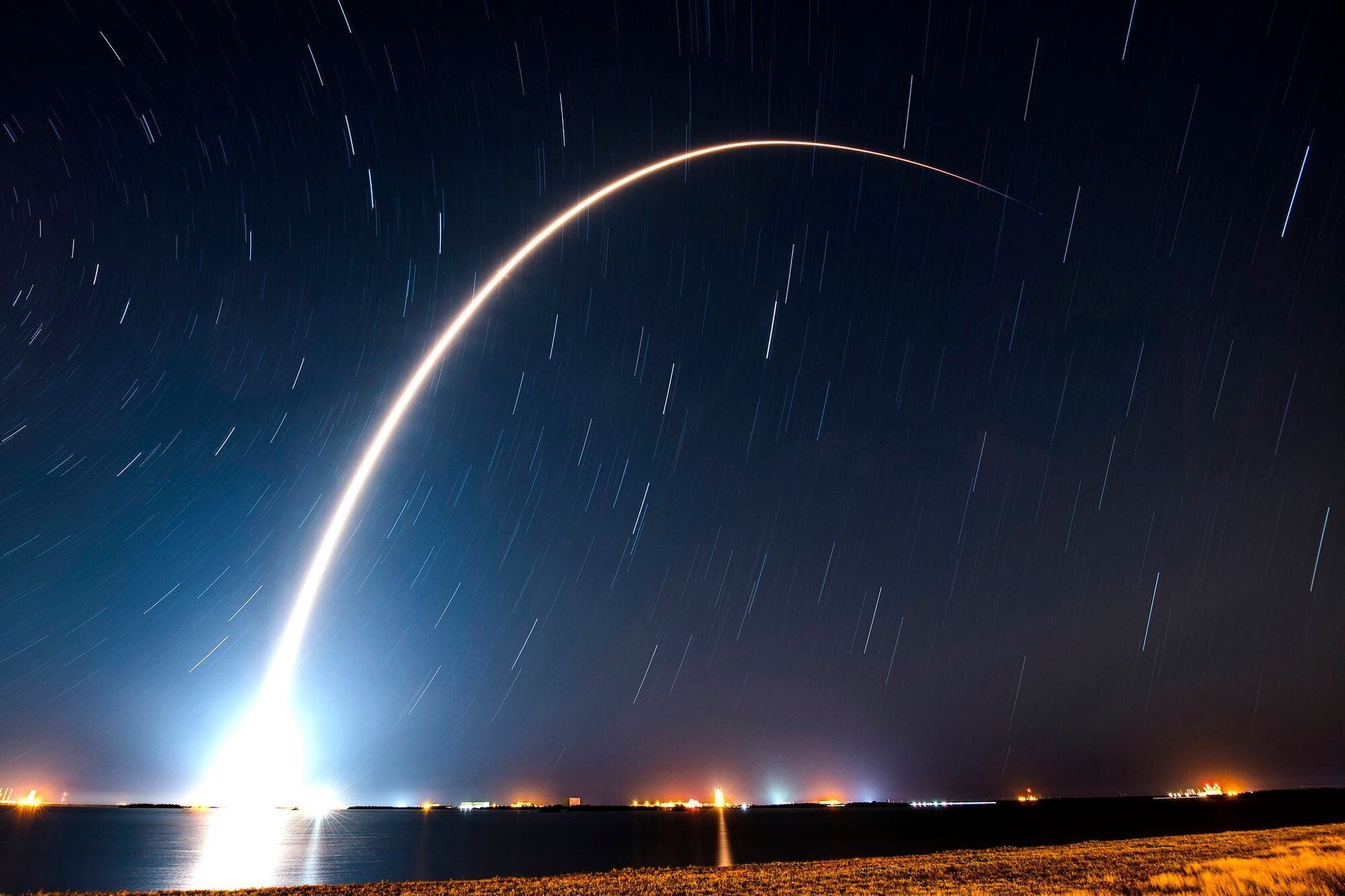 7 Epic Pictures from the Recent Starship Launch by SpaceX 6 | Mania Africa | maniainc.com The Starship Launch seen from a distance as the rocket makes a curve as it takes to space