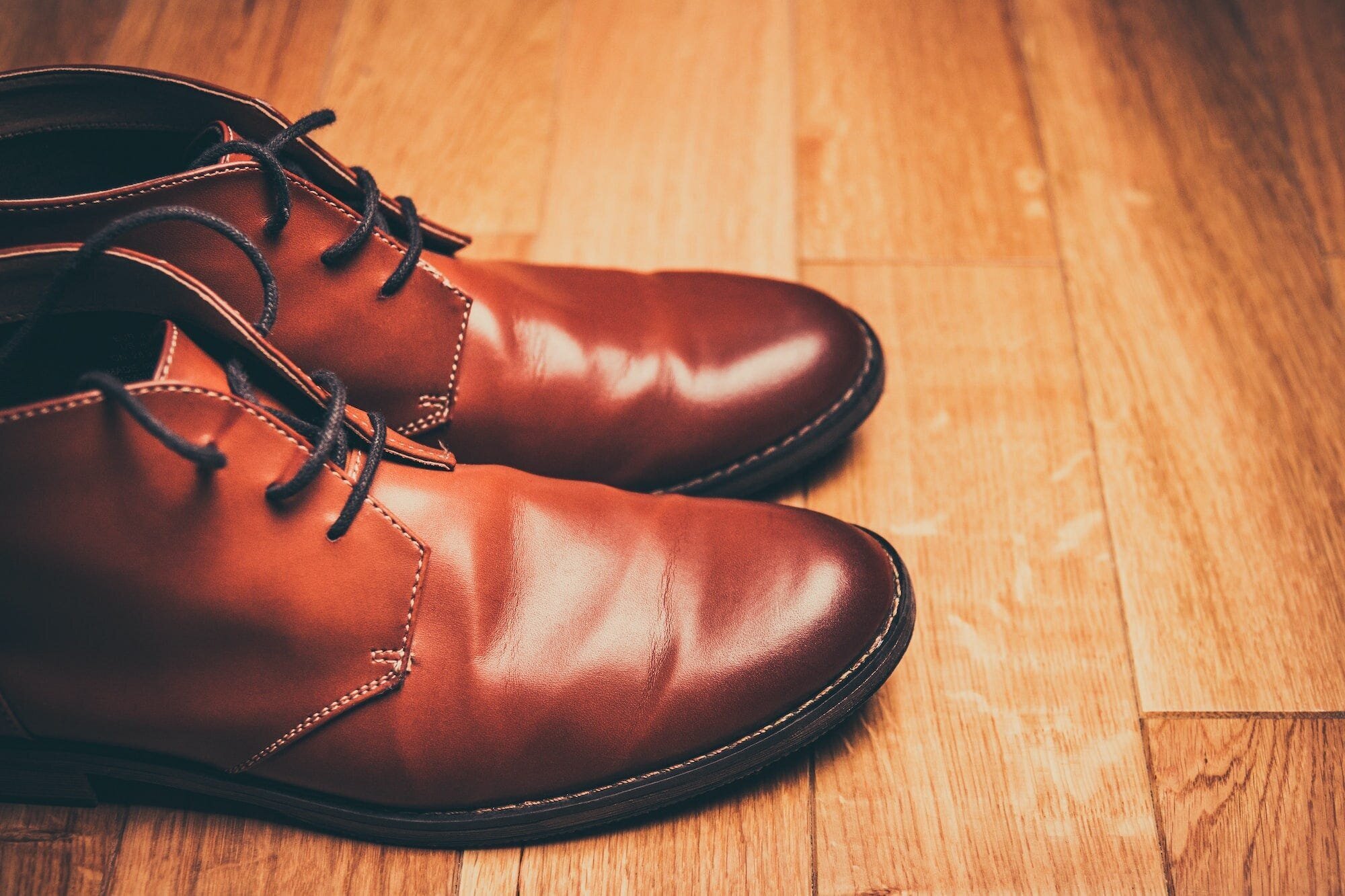 How to Wash Shoes in a Washing Machine: A Step-by-Step Guide for Clean and Fresh Footwear 2 | Mania Africa | maniainc.com A pair of brown leather boots on a wood floor. Leather shoes should not be washed in a washing machine
