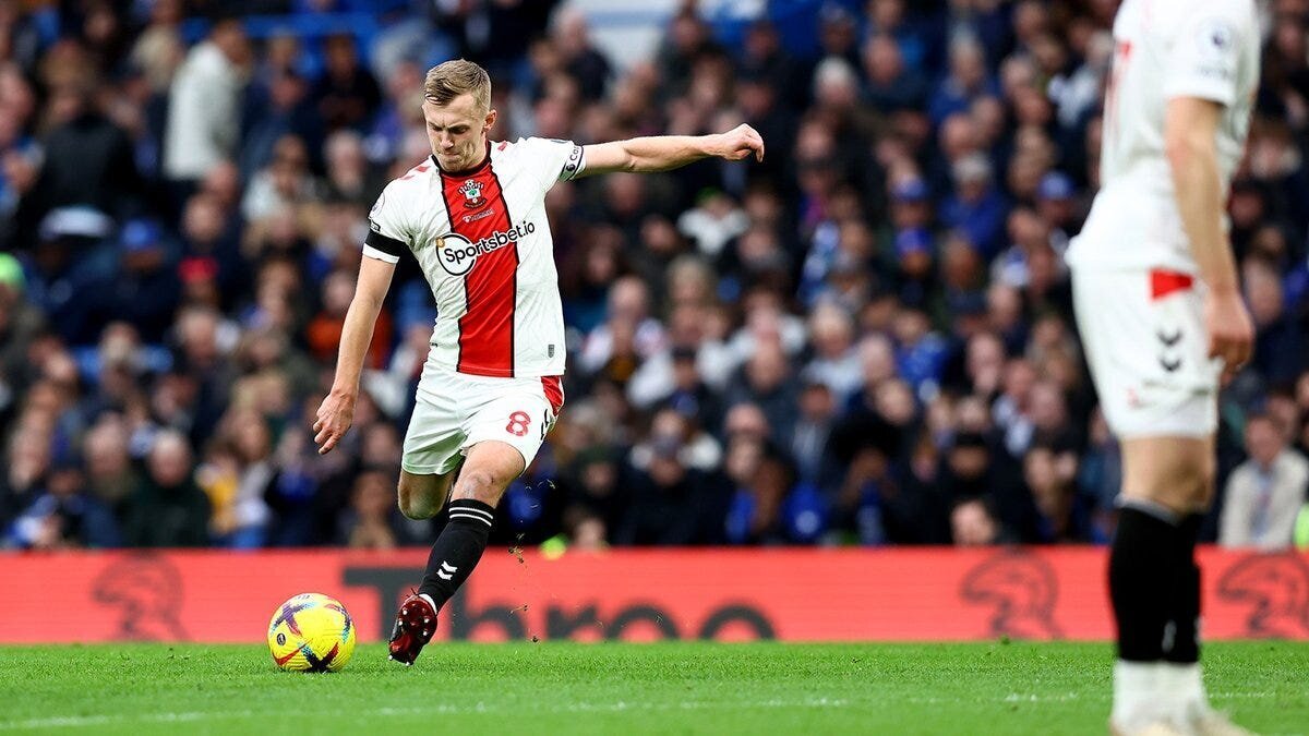 EPL GW 24 Results: Arsenal, Man United, Liverpool, and Tottenham Flourish as Man City and Chelsea Flounder 4 | Mania Africa | maniainc.com Southampton's James Ward-Prowse with the ball just about to kick it