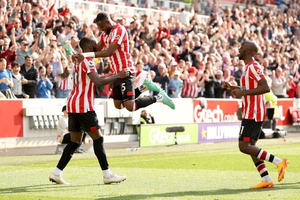 Brighton Floor Wolves as Crystal Palace Beat West Ham 4 | Mania Africa | maniainc.com Brentford's players celebrating a goal as they beat Nottm Forest 2-1