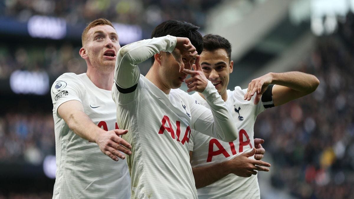 EPL GW 24 Results: Arsenal, Man United, Liverpool, and Tottenham Flourish as Man City and Chelsea Flounder 3 | Mania Africa | maniainc.com Son Heung-Min and his teammates celebrating his goal against West Ham