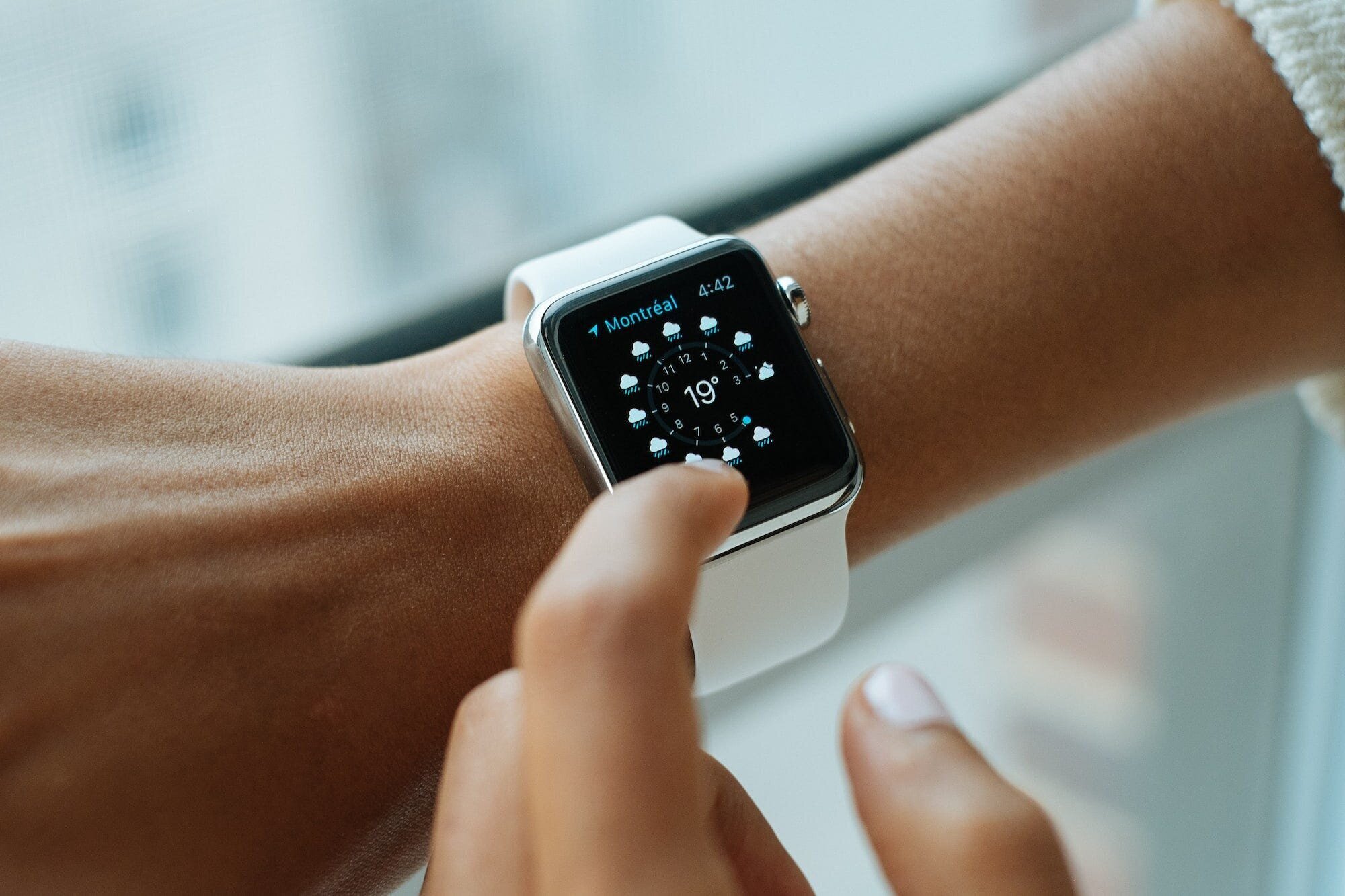 The Top 5 Wearable Tech Devices for Achieving Your Health and Fitness Goals in 2023 4 | Mania Africa | maniainc.com A woman using the Apple Watch on her wrist