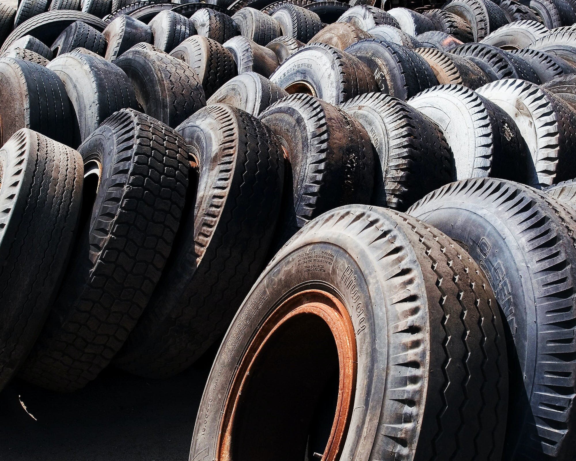 How Tubeless Tires Work: Revolutionizing the Way We Roll 6 | Mania Africa | maniainc.com Tires awaiting recycling. Tubeless tires are better for the environment as they are seldom replaced and increase fuel efficiency, hence reducing your car's carbon footprint.