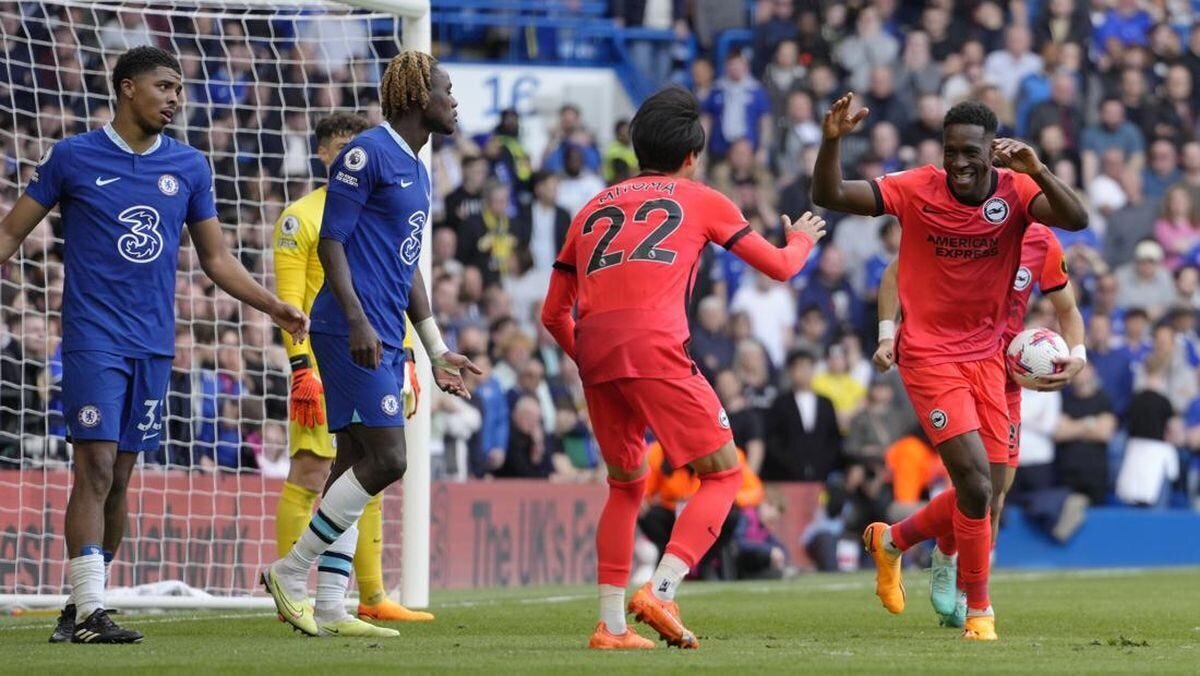 EPL GW 31 Results: Title Race Heats Up as GW 31 Sees Wins for Man United and Man City as Arsenal Settle for a Draw and Chelsea and Tottenham Lose 4 | Mania Africa | maniainc.com Brighton's Danny Welbeck celebrated his goal against Chelsea with a teammate as Chelsea players watch on