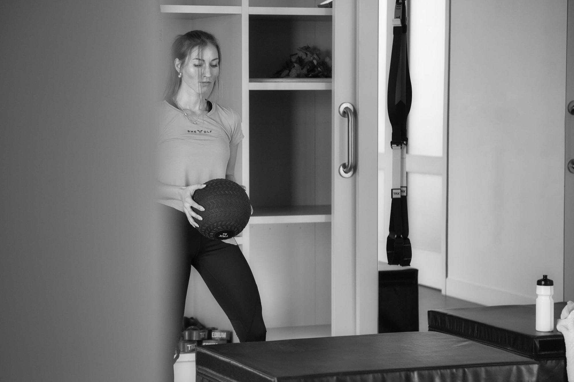 The Ultimate Guide to Strength Training with Free Weights for Women 6 | Mania Africa | maniainc.com A woman holding a med ball during strength training