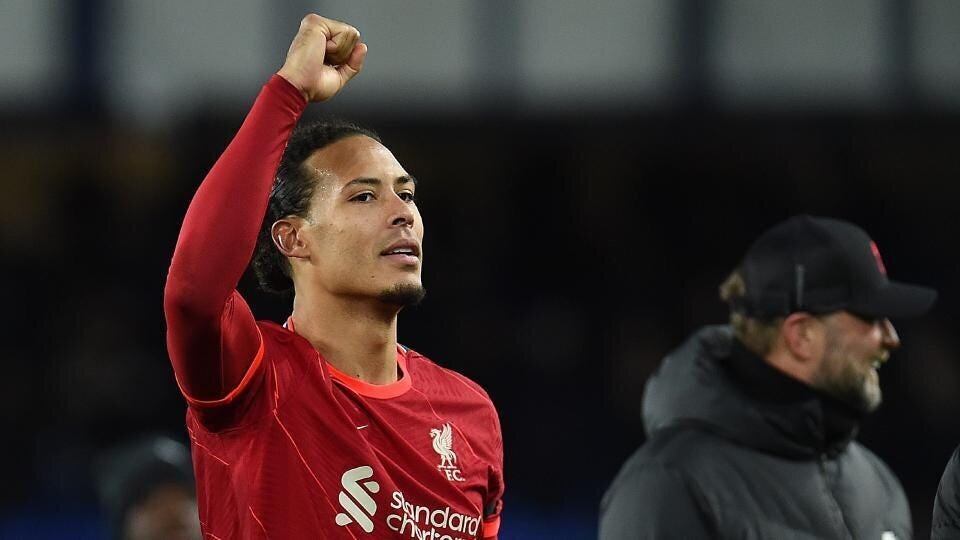 100x Better: Arsenal Beat Everton for a Record 100th Time as Liverpool Beat Wolves 5 | Mania Africa | maniainc.com Virgil van Dijk with his arm drawing a fist up with manager Jurgen Klopp in the background