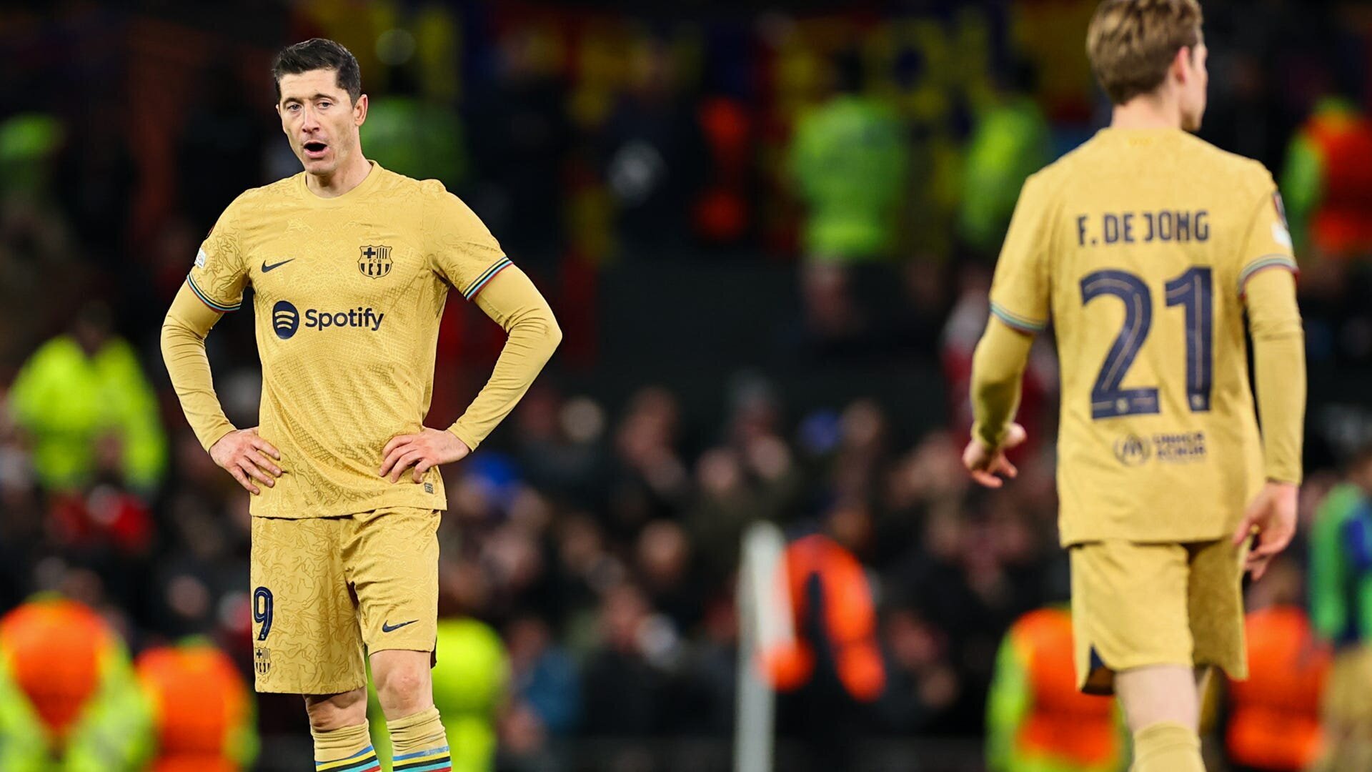 An Impeccable Man United Kick Barcelona Off the Europa League 3 | Mania Africa | maniainc.com Barca's Robert Lewandowski seemingly disappointed after losing out to Man Utd. De Jong is in the same picture facing him