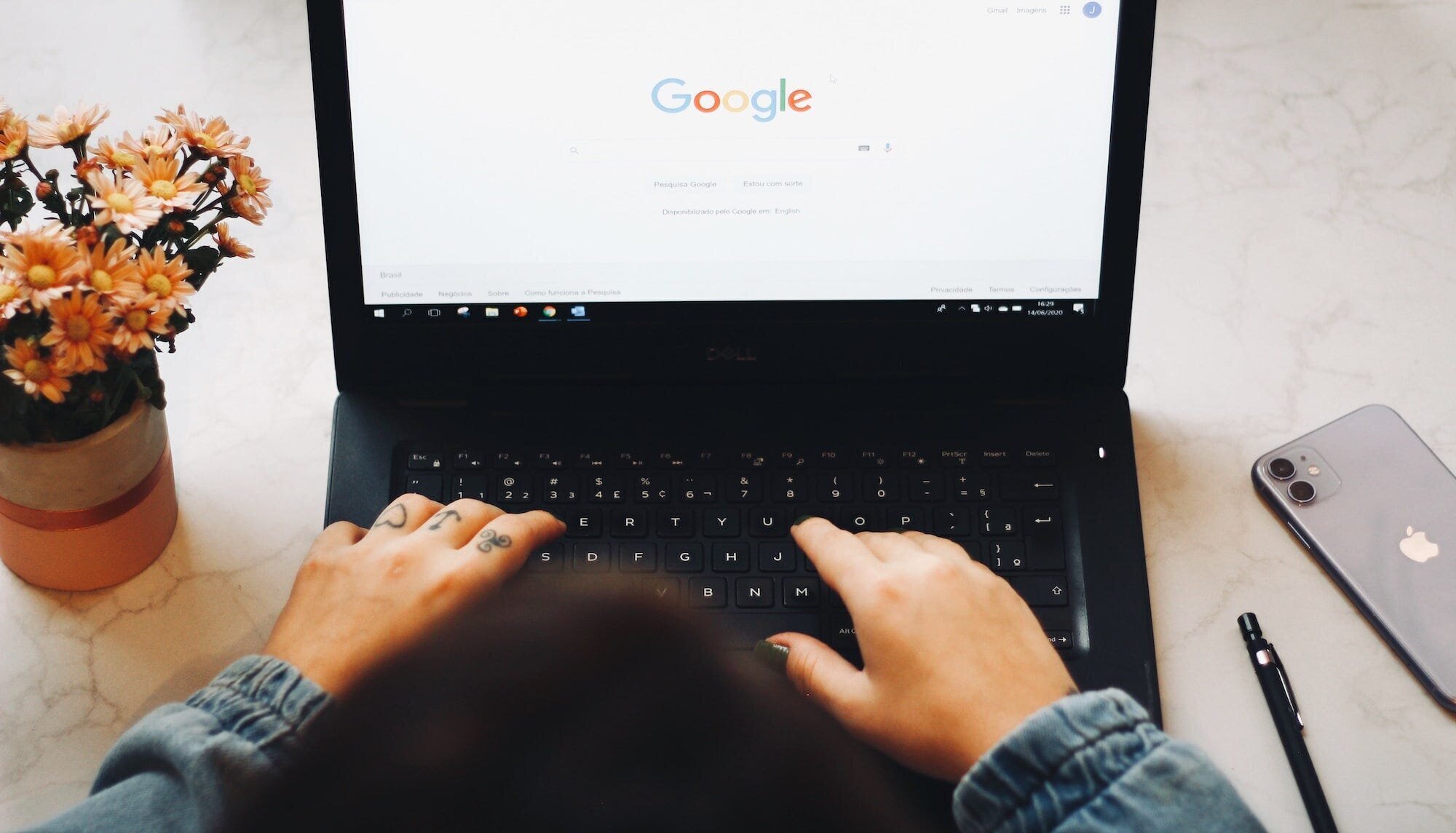 Dictation Blogging or Dicta Blogging: How to Write with Your Voice and Type Faster 2 | Mania Africa | maniainc.com A person on a computer with the Google Search home page open