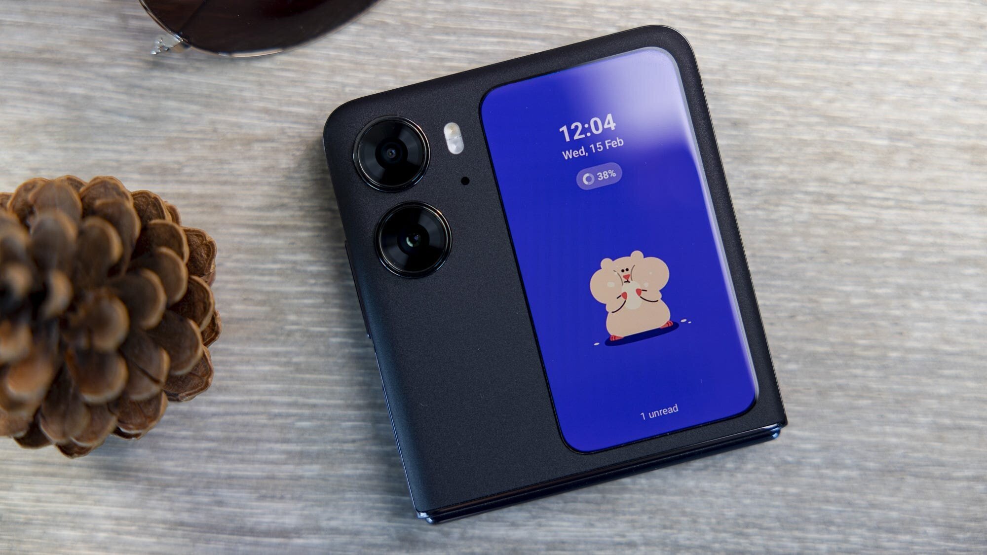 Oppo Find N2 Flip Foldable Phone Review - The Best After the Best 4 | Mania Africa | maniainc.com The Oppo Find N2's cover screen featuring an animated animal wallpaper