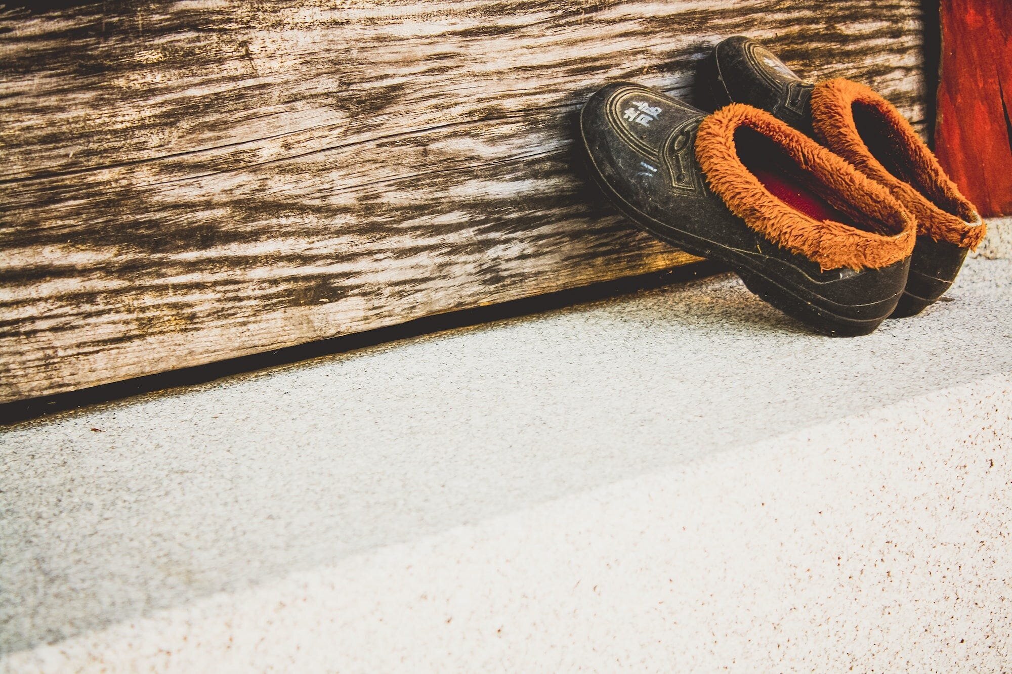 No More Hassle: The Ultimate Guide to Choosing and Wearing Laceless Shoes 6 | Mania Africa | maniainc.com A pair of slip-on laceless shoes with chinese writing