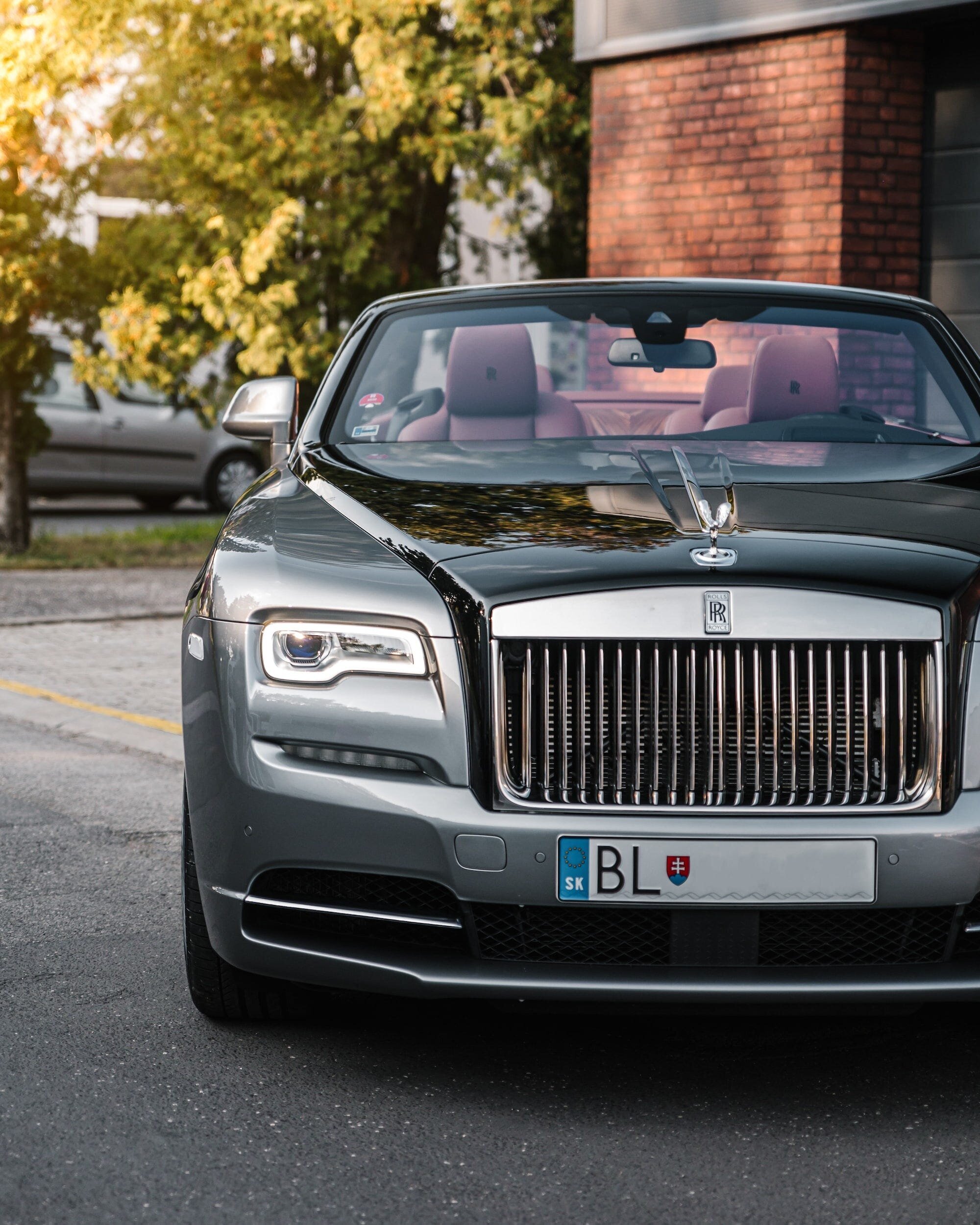 7 Tips for Buying a Luxury Car 3 | Mania Africa | maniainc.com An older model of a Rolls Royce luxury vehicle