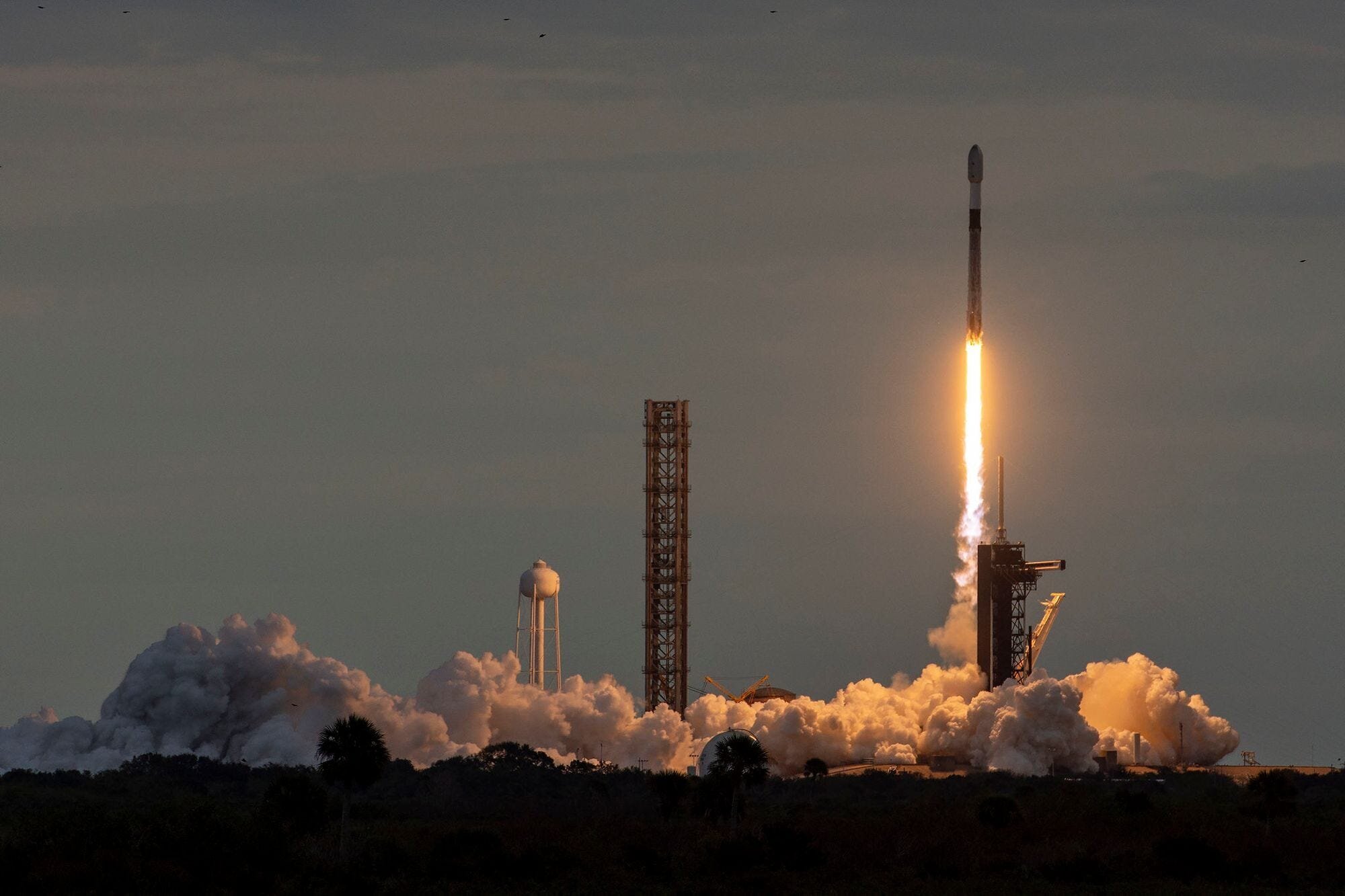 7 Epic Pictures from the Recent Starship Launch by SpaceX 5 | Mania Africa | maniainc.com The Starship in the sky leaving behind clouds of smoke