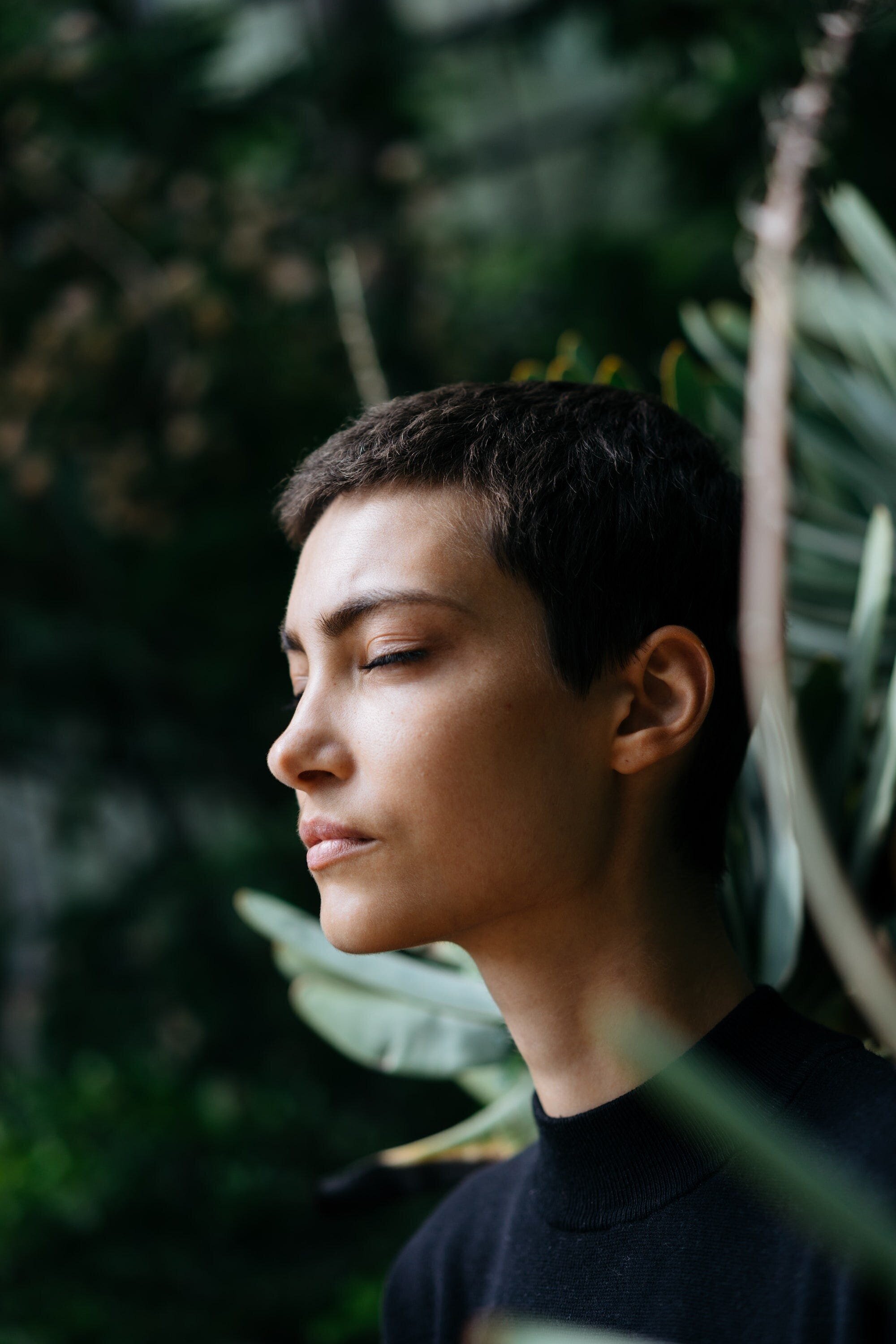 The Ultimate Guide to Meditation for Stress and Anxiety Relief 3 | Mania Africa | maniainc.com A woman meditating sorrounded by nature