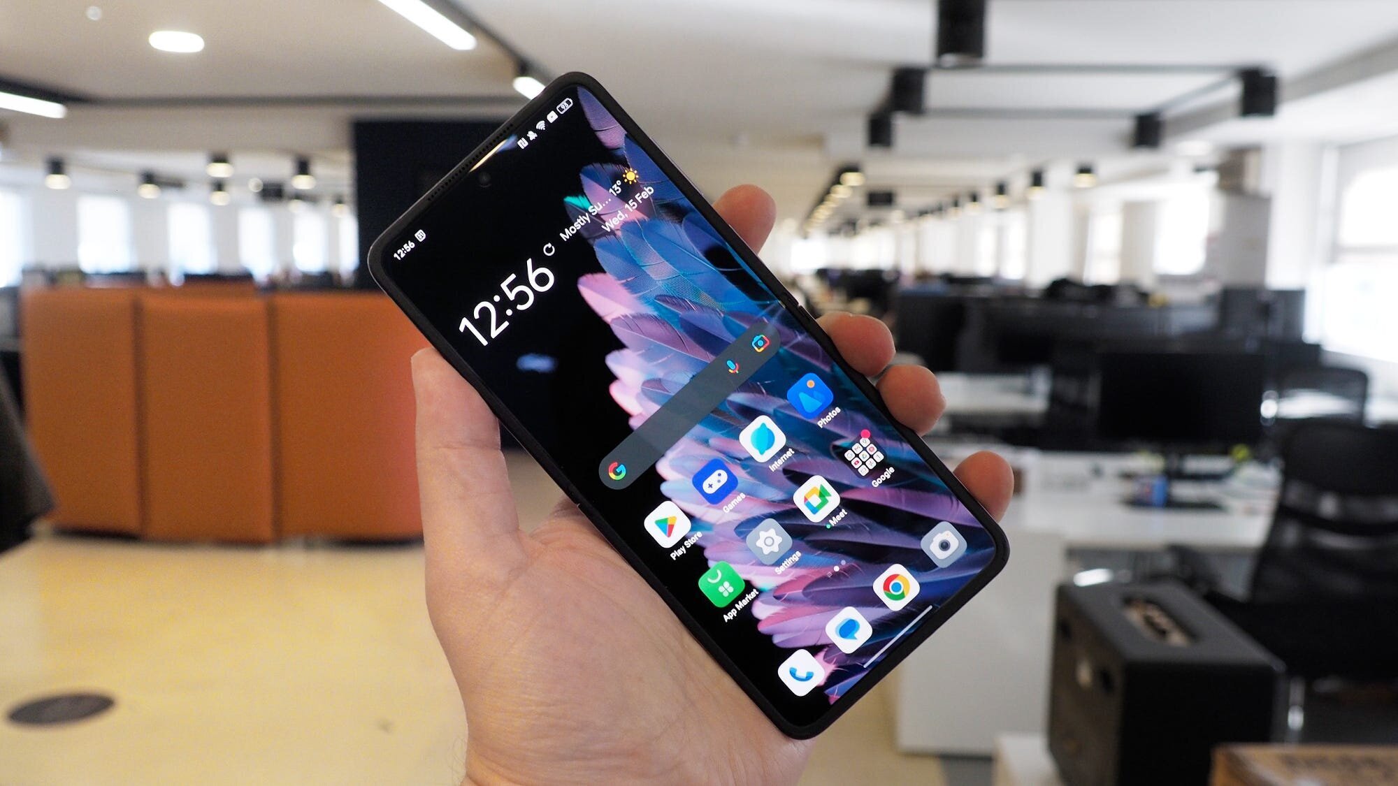 Oppo Find N2 Flip Foldable Phone Review - The Best After the Best 9 | Mania Africa | maniainc.com A person holding the Oppo Find N2 Flip with its screen open