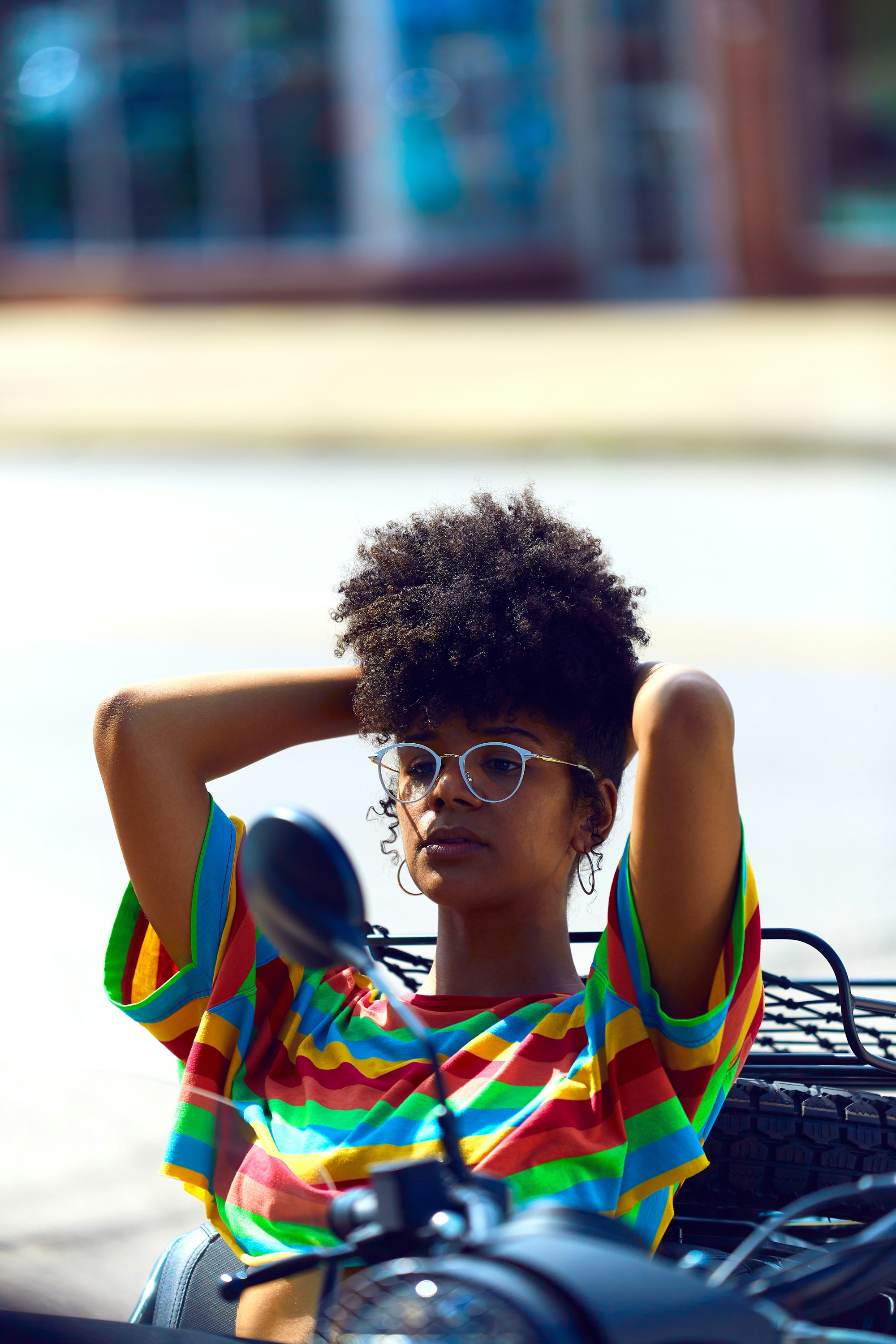 Taming Frizz: Your Ultimate Guide to Combatting Humid-Weather Hair 5 | Mania Africa | maniainc.com woman with curly frizzy hair | Taming Frizz: Your Ultimate Guide to Combatting Humid-Weather Hair | Mania Beauty
