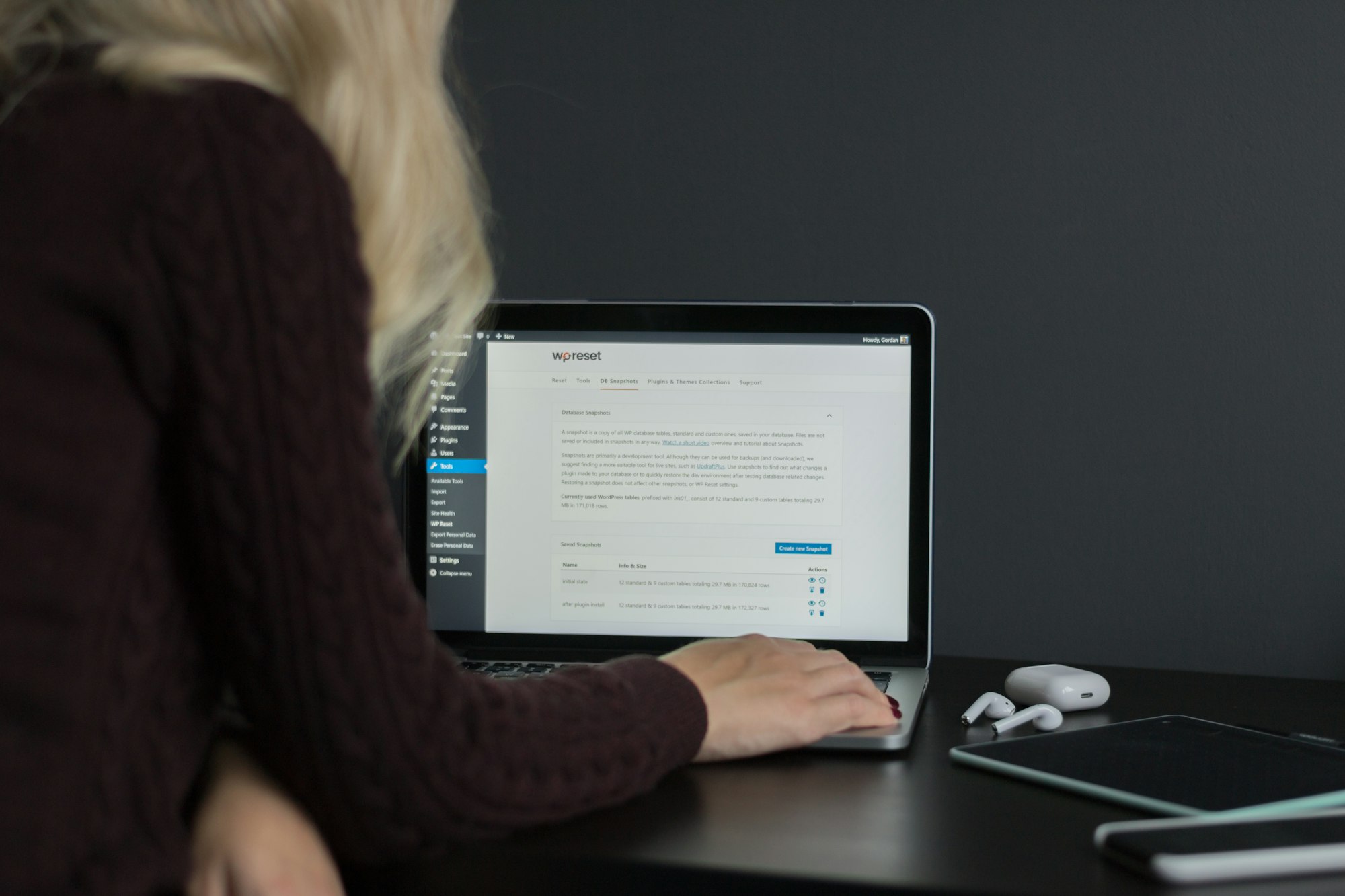WordPress Starter Kit and Blogging Guide: How to Start Your New Site on a Strong Footing 9 | Mania Africa | maniainc.com A woman using the WordPress Dashboard | What to Start With: Step-by-Step WordPress Set Up Guide for New Sites | Mania Guides