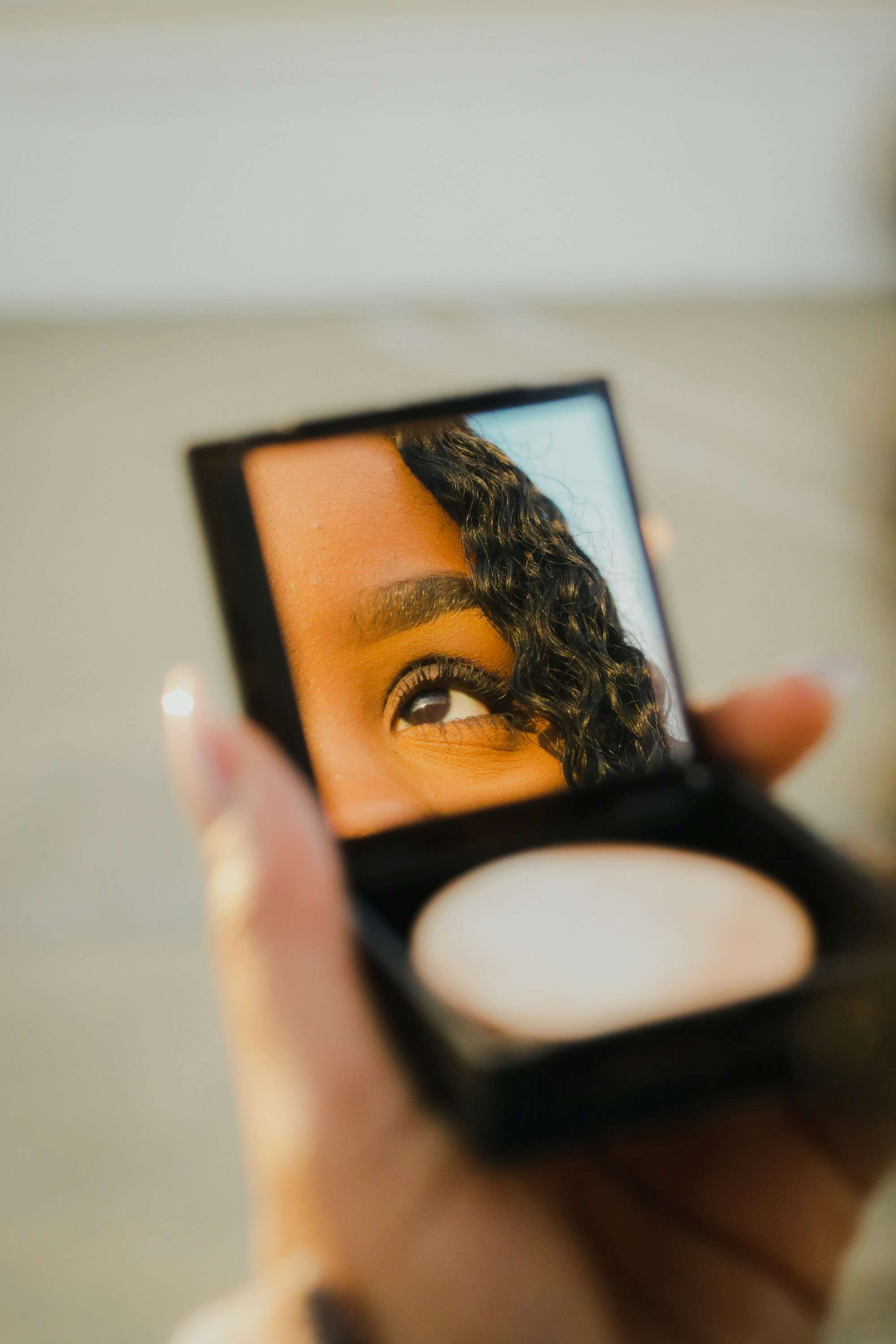 Taming Frizz: Your Ultimate Guide to Combatting Humid-Weather Hair 16 | Mania Africa | maniainc.com photo 1643185450492 6ba77dea00f6cropentropycstinysrgbfitmaxfmjpgixidM3wxMTc3M3wwfDF8c2VhcmNofDF8fGJlYXV0eXxlbnwwfHx8fDE3MjEyMDI3ODB8MAixlibrb 4.0 | Mania Africa: News, Sports, Tech, Movies, and Lifestyle | maniainc.com