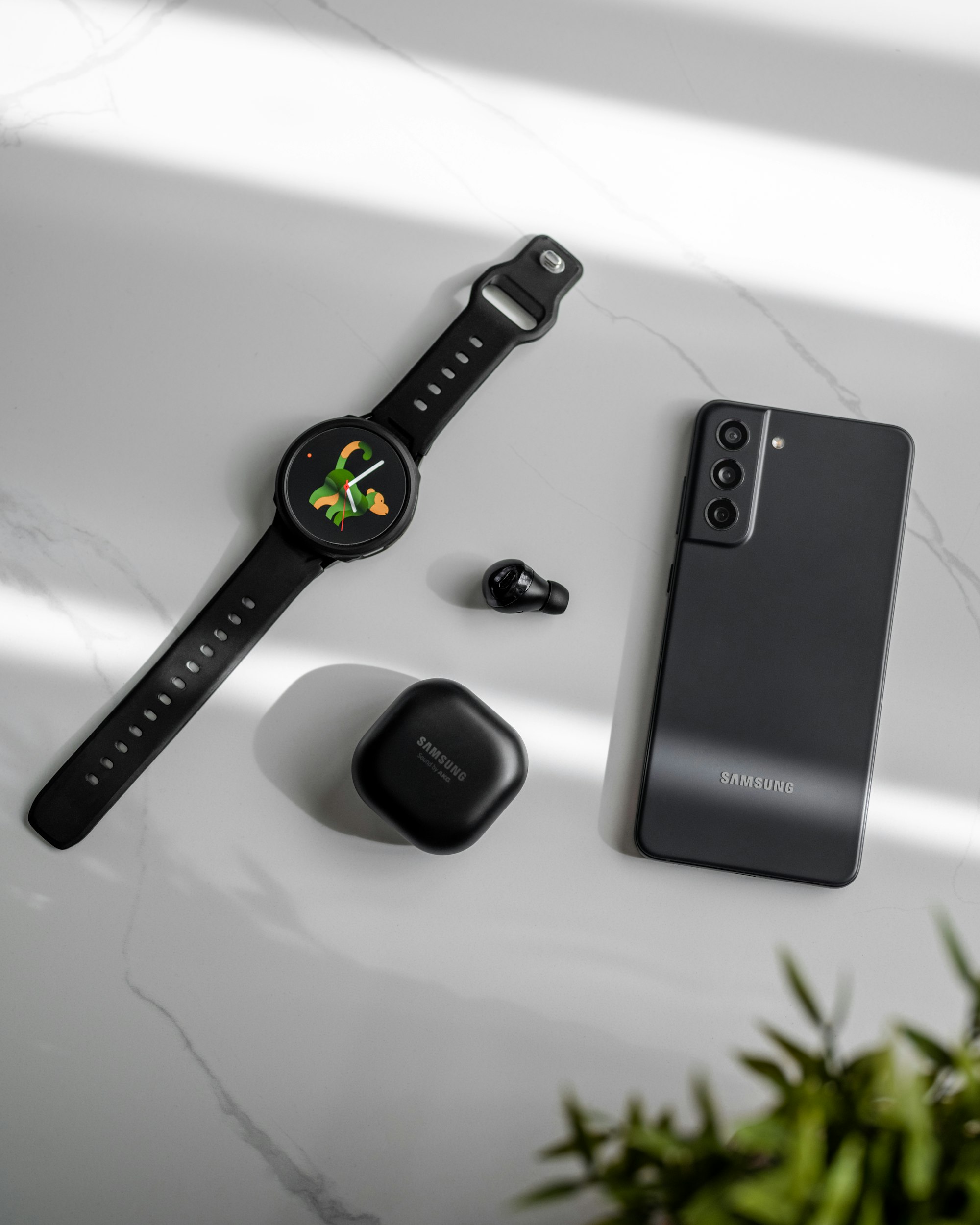 The Top 5 Wearable Tech Devices for Achieving Your Health and Fitness Goals in 2023 3 | Mania Africa | maniainc.com An image of the Samsung Galaxy Watch 5 alongside Samsung Earbuds and the Samsung Galaxy S21