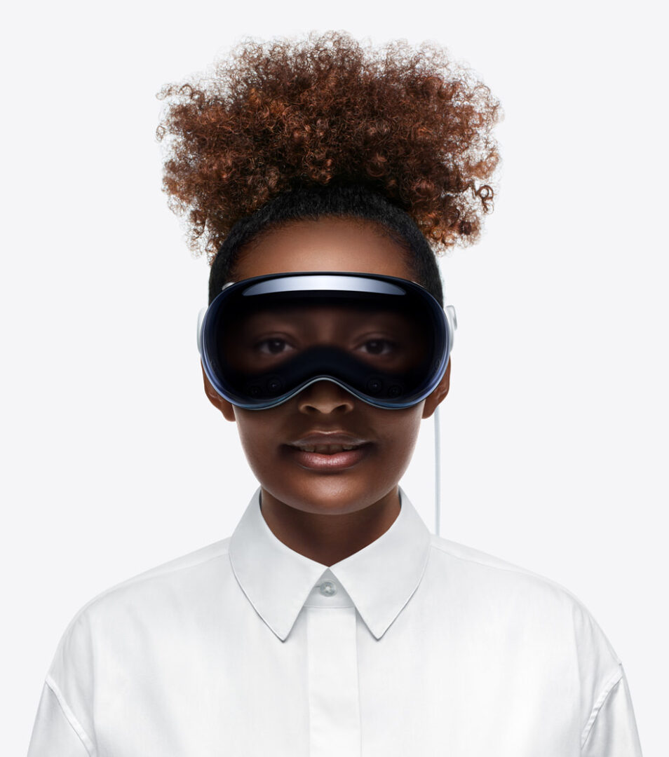 Apple Vision Pro will allow other people to see that a user is engaged in a virtual environment on its front screen..