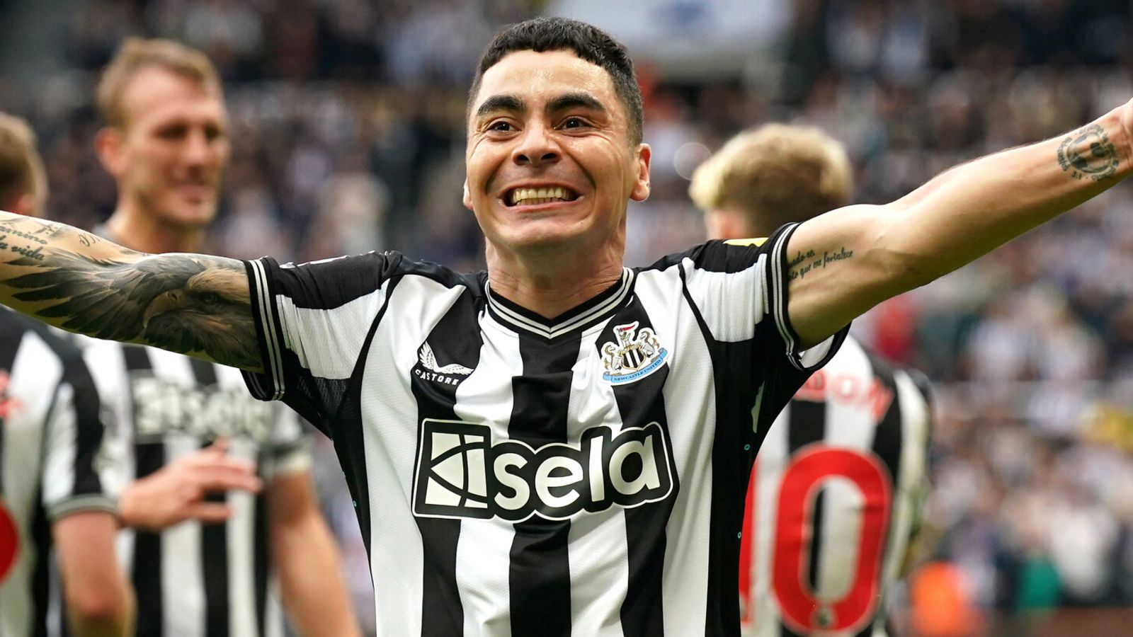 The Roll on EPL GW 7: It's a Spurs Weekend as Spurs Nick Liverpool, Crystal Palace Nick Man United, and an Itch for City as Wolves Nick The Defending Champs in a Shocking Turn of Events 10 | Mania Africa | maniainc.com Almiron celebrating